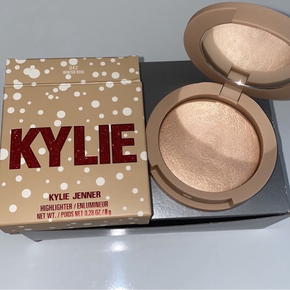 Kylie Cosmetics | Makeup
Kylie Jenner Highlighter new - Picture 2 of 4
